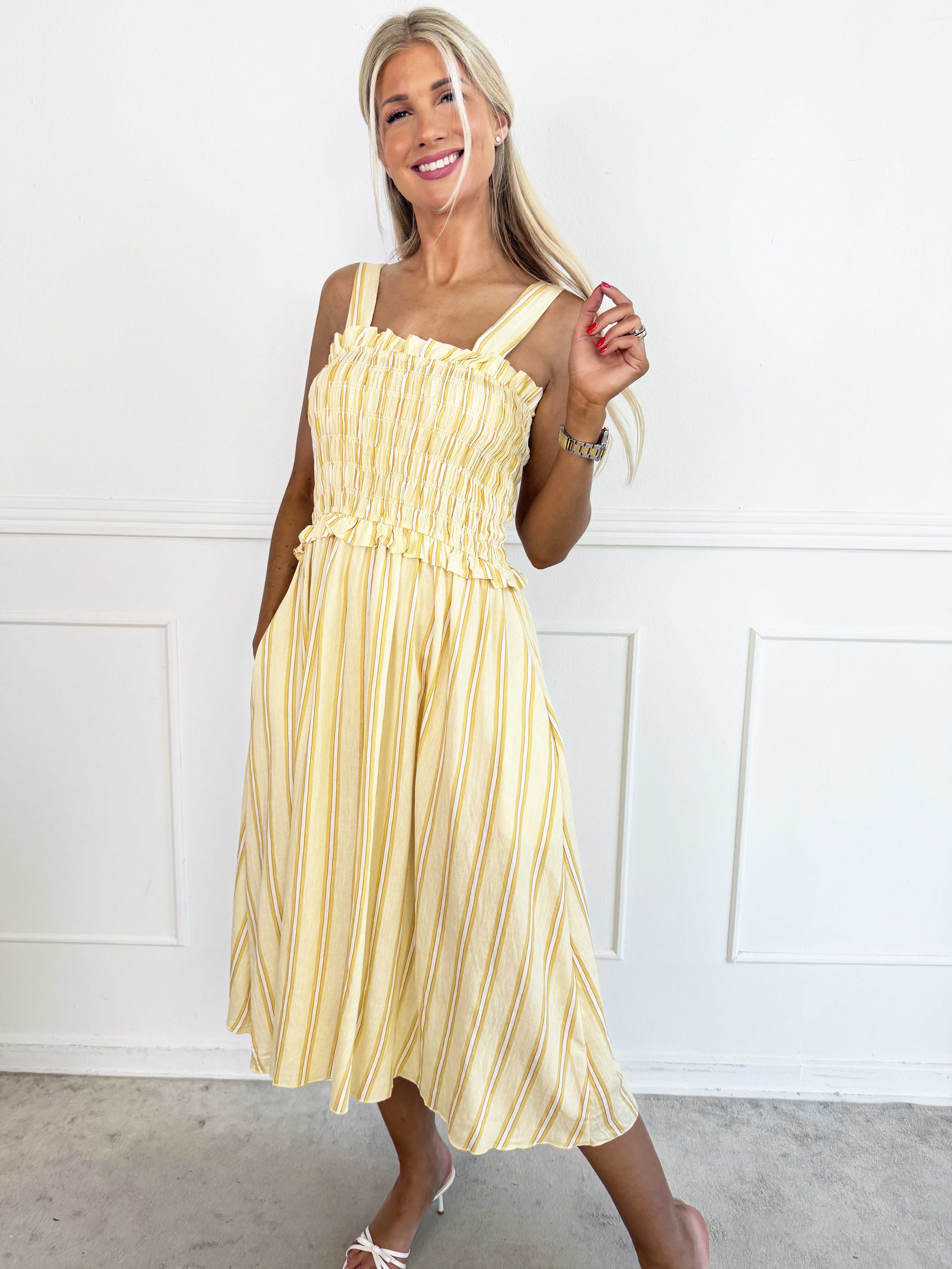 Marisol Stripe - Söt randig sommarklänning i viskos med smock över bröstet